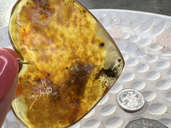 Янтарная подвеска сердце среднего размера